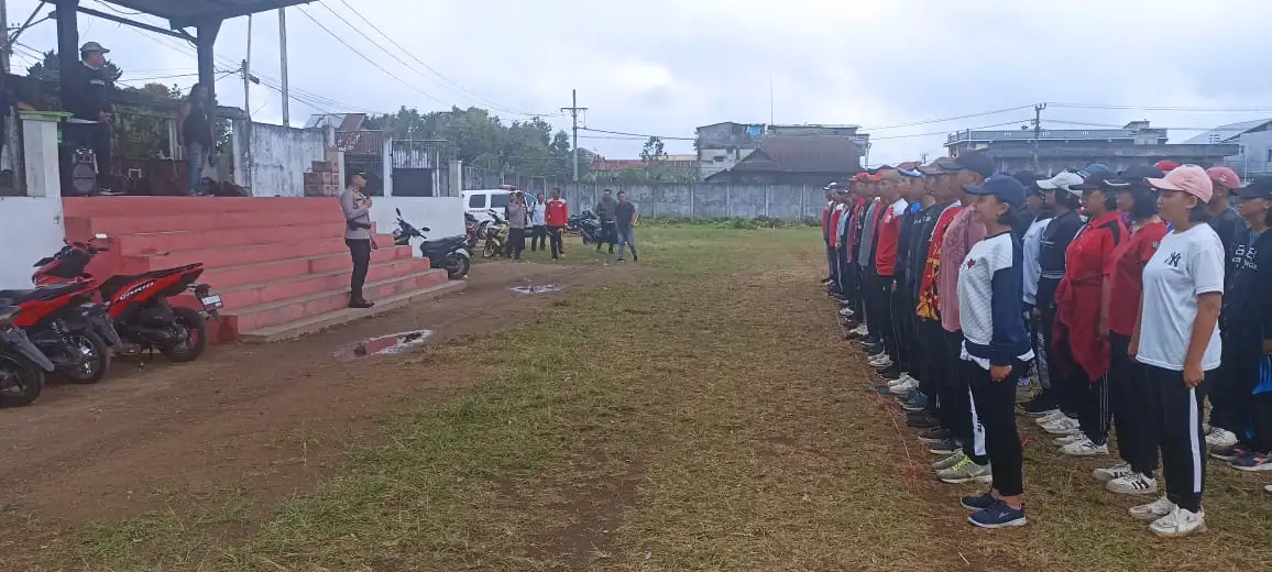 Menanamkan Jiwa Disiplin dan Cinta Tanah Air, Kapolsek Langowan Beri Pembinaan Peserta Paskibraka